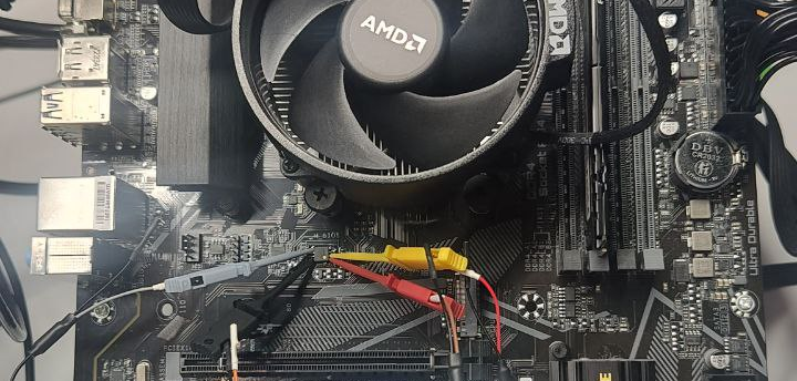 Цепляем анализатор к флешке BIOS...