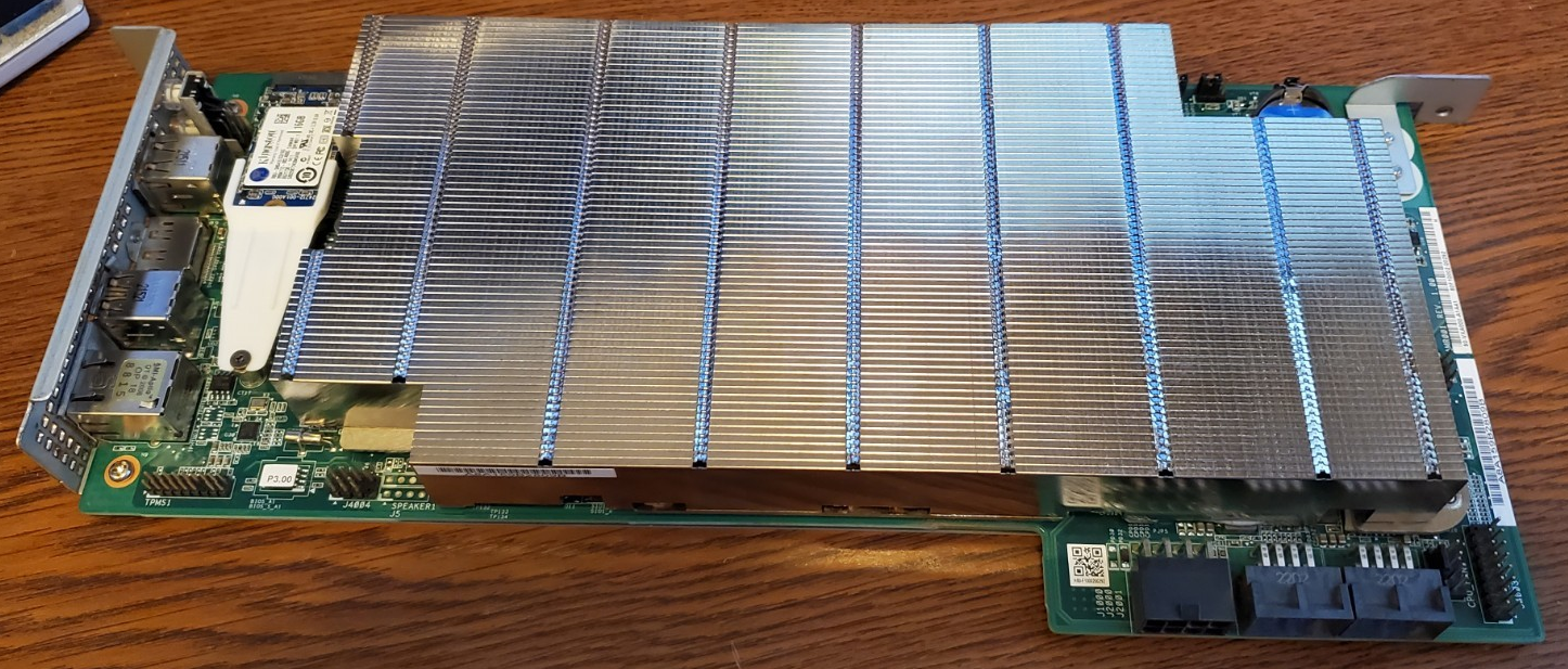 Серверная штука с процессором от PS5 за $150. Геймеры берут её для SteamOS и игр, а мы – для препарирования.