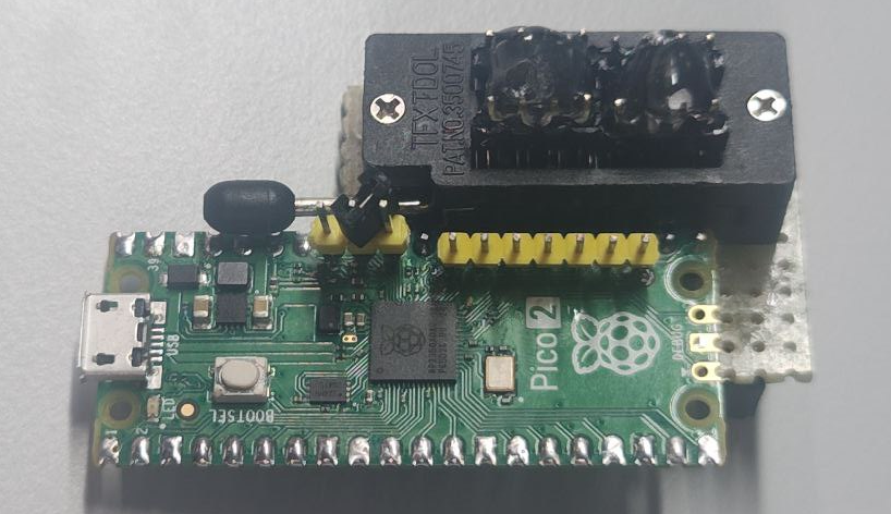 Первый прототип на макетке и с SOIC-8 флешками в эпоксидке