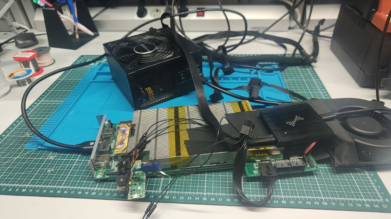 Обзорный вид на всю установку. Pico с кроваткой подключен вместо флешки BIOS