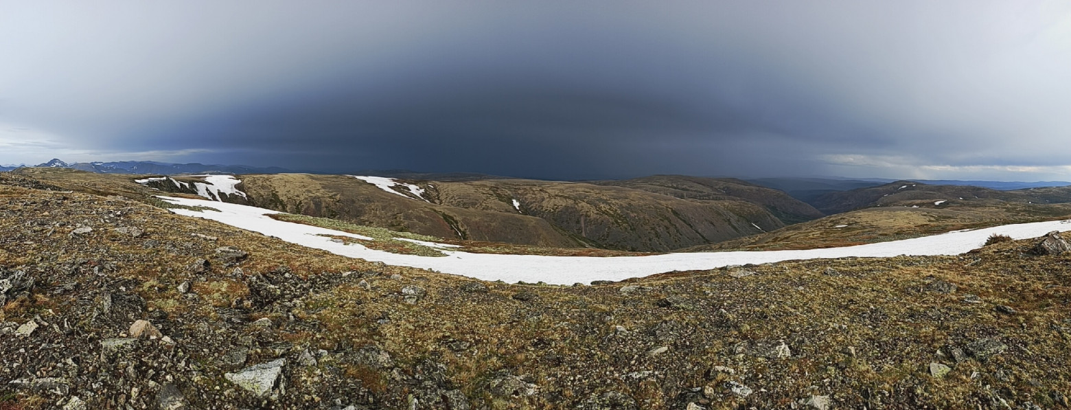 Панорама грозовой тучи, сделанная автором в горах. Несмотря на кажущуюся ограниченную высоту тучки, она не так уж и мала — выше 10 км, ибо самая темная область находится внизу, где в конце концов и скапливается больше всего влаги, обрушивающейся ливнем  