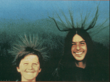 При сильной грозе возможно такое. Есть ошибочное мнение, что торчащие вверх волосы при грозе — предвестник удара в человека молнии. На самом деле между этими явлениями нет прямой связи, однако при столь сильной грозе лучше быть в укрытии в любом случае — электрическое поле очень сильно и риск удара молнии в целом велик  