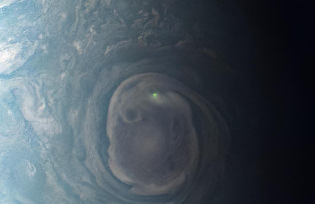 Снимок АМС "Юнона" вспышки молнии в атмосфере Юпитера. Грозы, по-видимому, происходят на всех газовых гигантах, а также зафиксированы на Венере. Однако ключевое здесь -- зафиксированы [с помощью радиоволн], а не сфотографированы. Перед вами единственное реальное фото молнии за пределами Земли. Источник