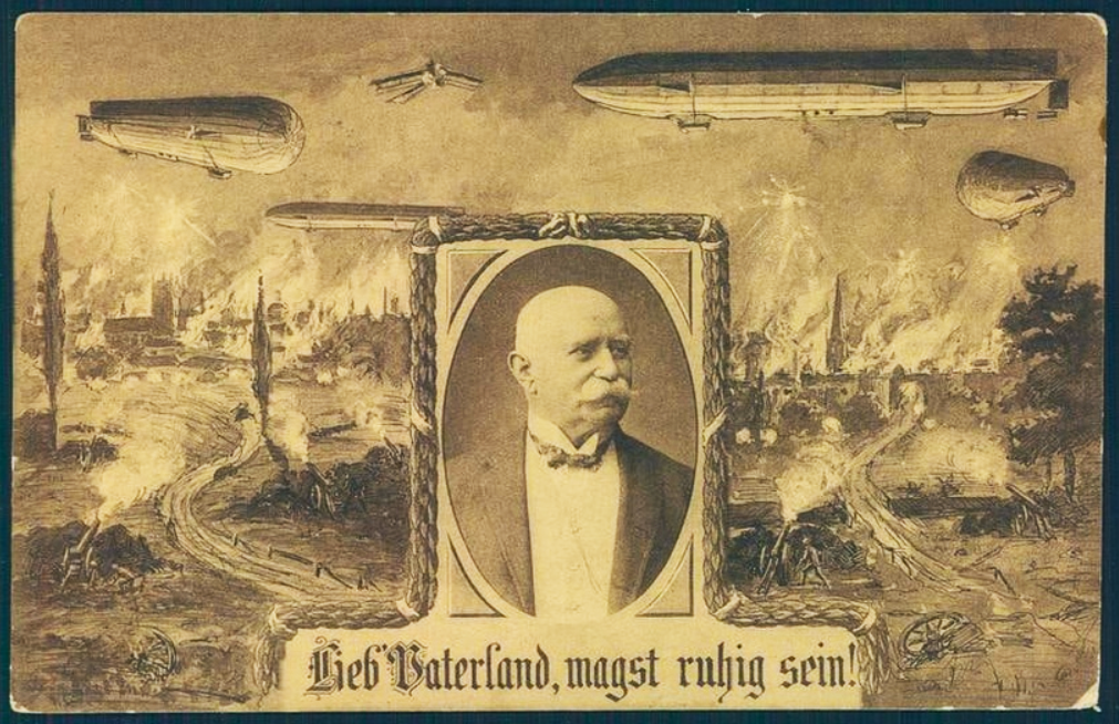 Бомбящие город цеппелины на немецкой открытке времён Первой мировой войны, рядом портрет графа фон Цеппелина и цитата из песни «Стража на Рейне»: «Спокоен будь, край отчий наш!»