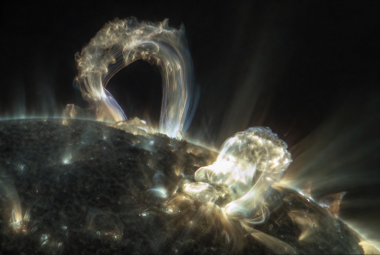 Зафиксирован очень мощный двойной взрыв на Солнце