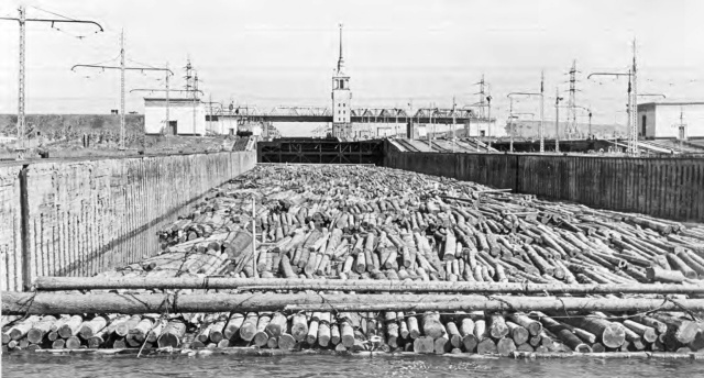 Плот в шлюзовой камере, 1960 г. Источник