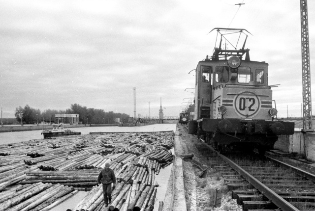 IIКП4Б-02 заводит плот в канал. 60-е гг. Источник