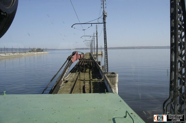 Пути вгрызались в Камское водохранилище вместе с молами. Впереди видна самодельная платформа с полом из рельс. Фото М. Шварца, 2008 г.