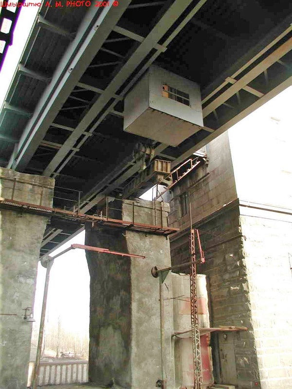 Мостовой кран, переносивший в том числе и электровозы с дальних стенок