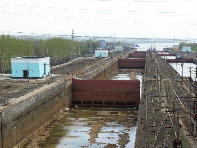 Май 2023 г. — восточная нитка осушена, а западная работает. «Бурлачные» рельсы на левом и правом берегах уже разобрали, а на «острове» между каналов они лежат практически нетронутыми — просто вывезти их оттуда труднее всего