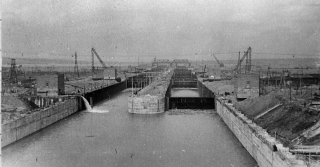 Строительство шлюзов в разгаре. Фото В. Черненко