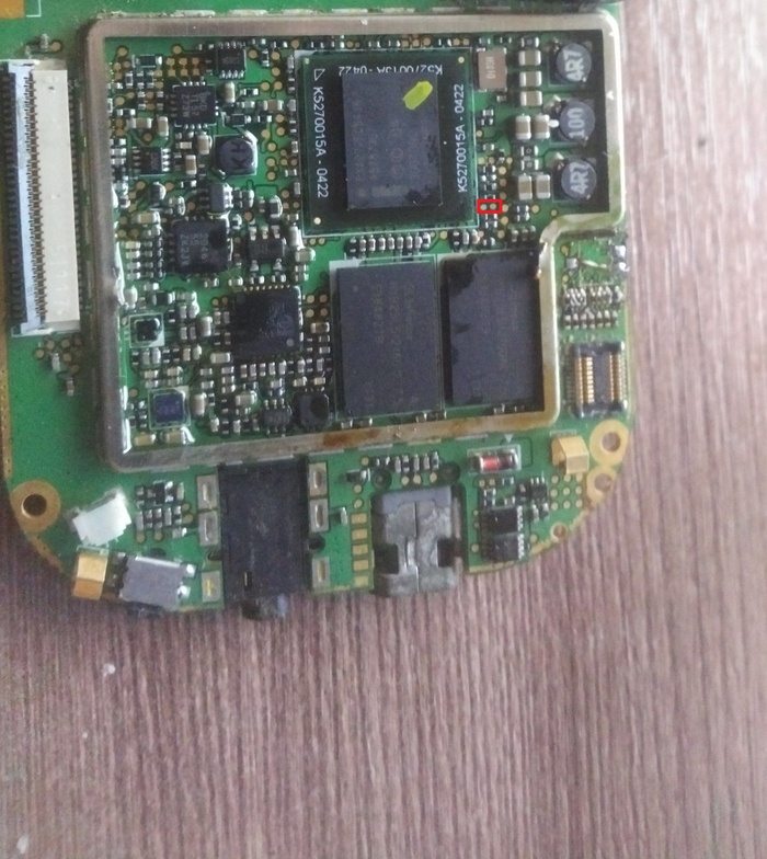 В 128-мегабайтной версии QTek S100 (т.е QTek S110), здесь должен быть резистор 0.33Ом  