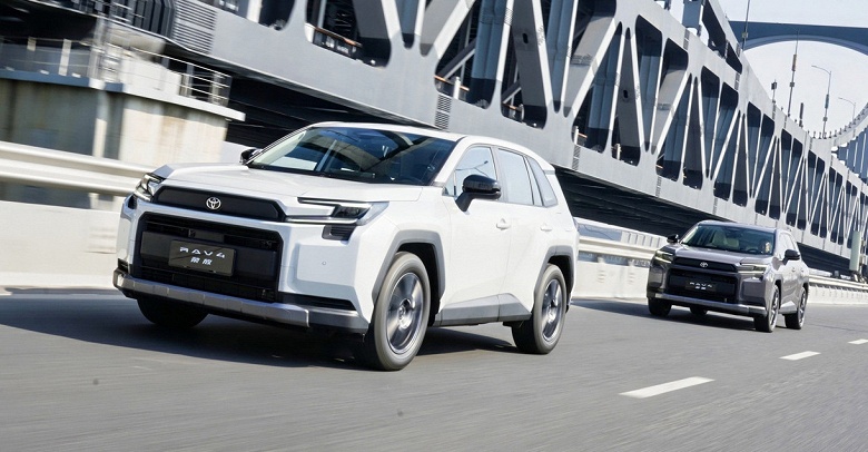 Первый отзыв совершенно нового Toyota RAV4: черный экран вместо мультимедии и проблемы с климатической системой