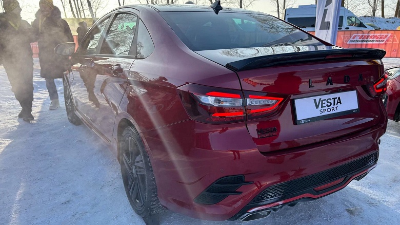 Разгон до 100 км/ч за 10 секунд, клиренс 158 мм, спортивные кресла и черный потолок: подробности о новой Lada Vesta Sport
