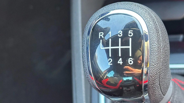 Разгон до 100 км/ч за 10 секунд, клиренс 158 мм, спортивные кресла и черный потолок: подробности о новой Lada Vesta Sport