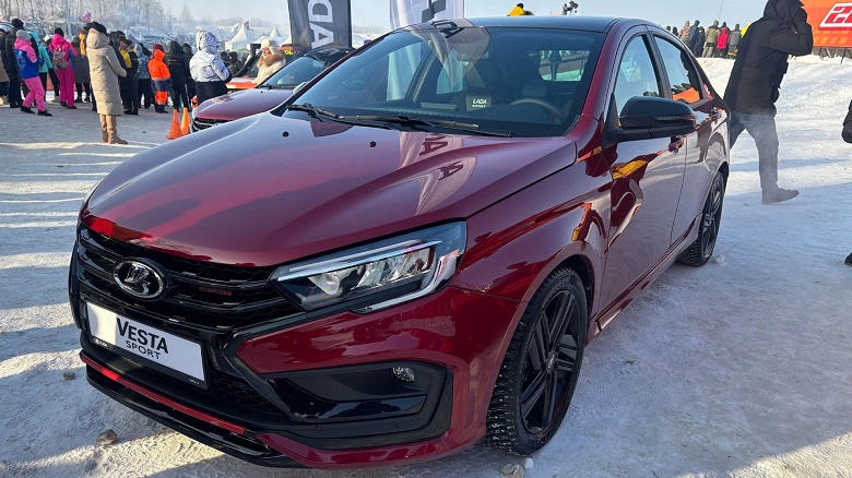 Разгон до 100 км/ч за 10 секунд, клиренс 158 мм, спортивные кресла и черный потолок: подробности о новой Lada Vesta Sport