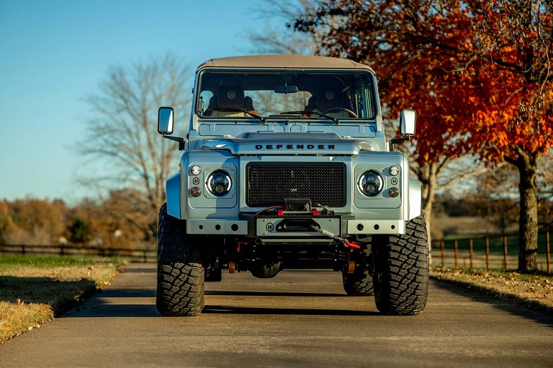 Семейная пара попросила максимально прокачать классический Land Rover Defender: на создание «идеального» Defender ушло 3000 часов ручной работы и 400 тысяч долларов - 2 Семейная пара попросила максимально прокачать классический Land Rover Defender: на создание «идеального» Defender ушло 3000 часов ручной работы и 400 тысяч долларов