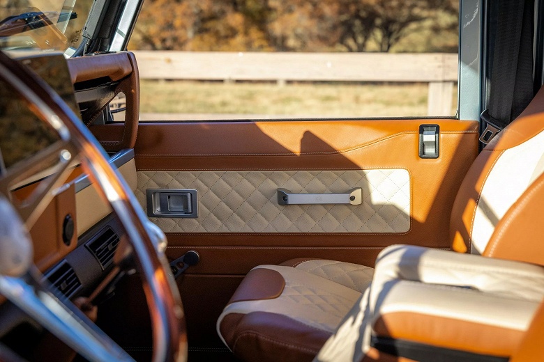 Семейная пара попросила максимально прокачать классический Land Rover Defender: на создание «идеального» Defender ушло 3000 часов ручной работы и 400 тысяч долларов - 5 Семейная пара попросила максимально прокачать классический Land Rover Defender: на создание «идеального» Defender ушло 3000 часов ручной работы и 400 тысяч долларов