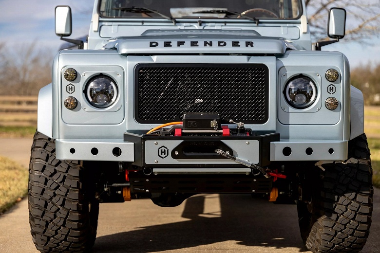 Семейная пара попросила максимально прокачать классический Land Rover Defender: на создание «идеального» Defender ушло 3000 часов ручной работы и 400 тысяч долларов - 1 Семейная пара попросила максимально прокачать классический Land Rover Defender: на создание «идеального» Defender ушло 3000 часов ручной работы и 400 тысяч долларов
