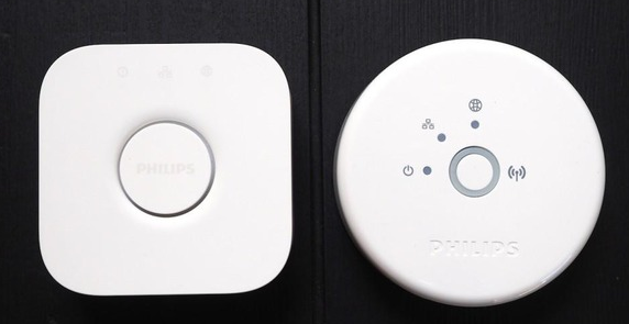 Справа - устаревшая версия, слева - новая