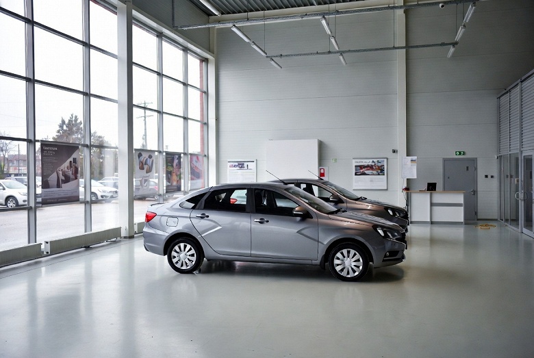 Продажи автомобилей в РФ резко упали уже на второй рабочей неделе года