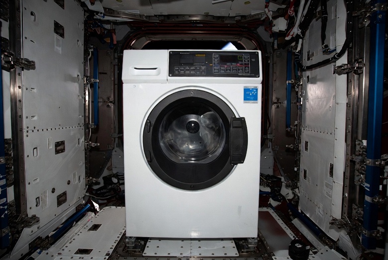 Космонавты на МКС получат стиральную машину и душ