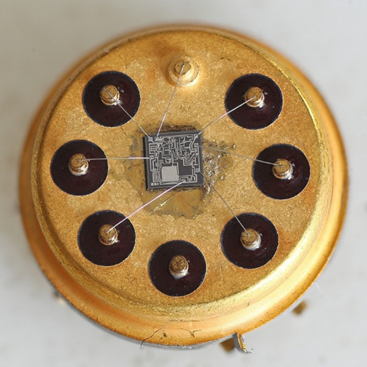 μA741 со снятой крышкой, верхний вывод «сидит» на корпусе для экранирования