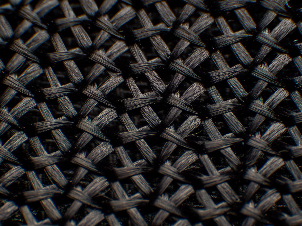  Синтетические волокна выглядят более гладкими и кристаллическими