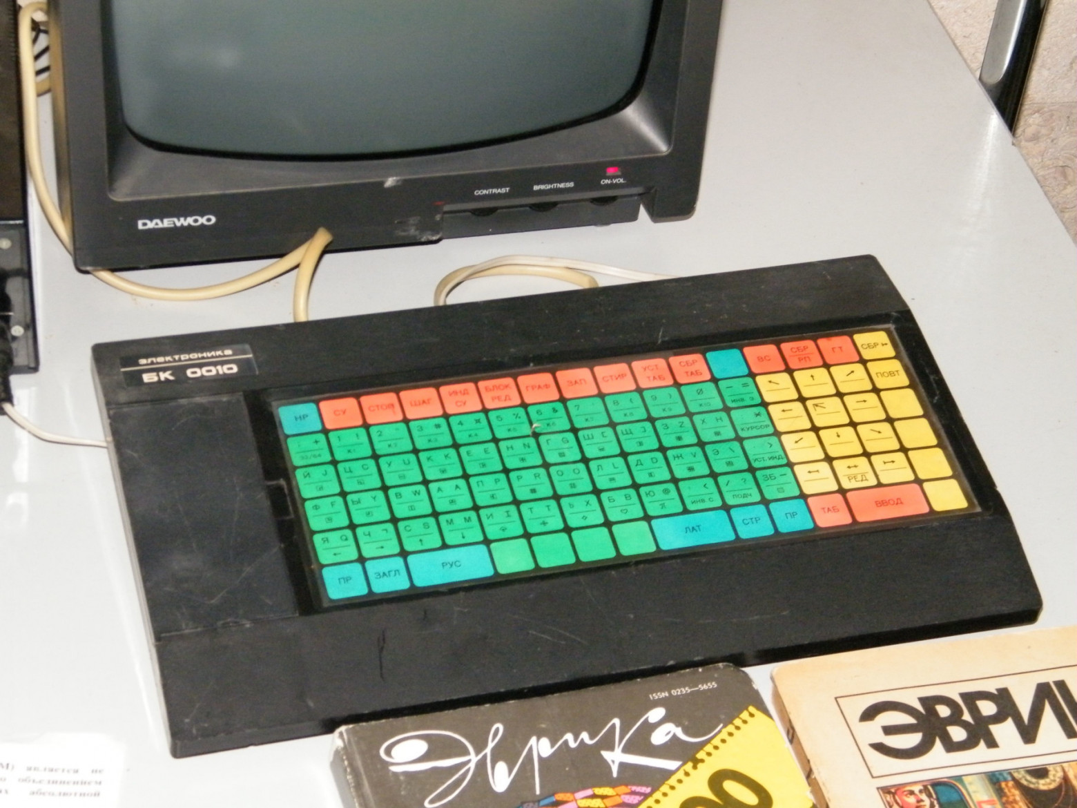 Компьютер БК-0010 с плёночной клавиатурой. Фото из интернета