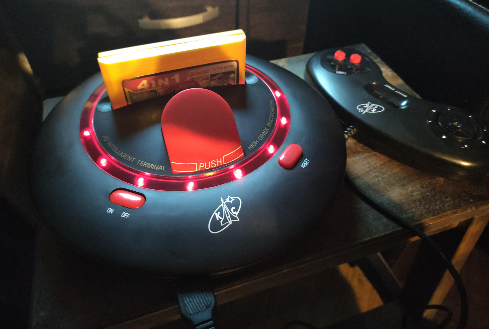 Одна из моих нынешних UFO, модель A-5000. Вариант из детства отличался мелкими деталями