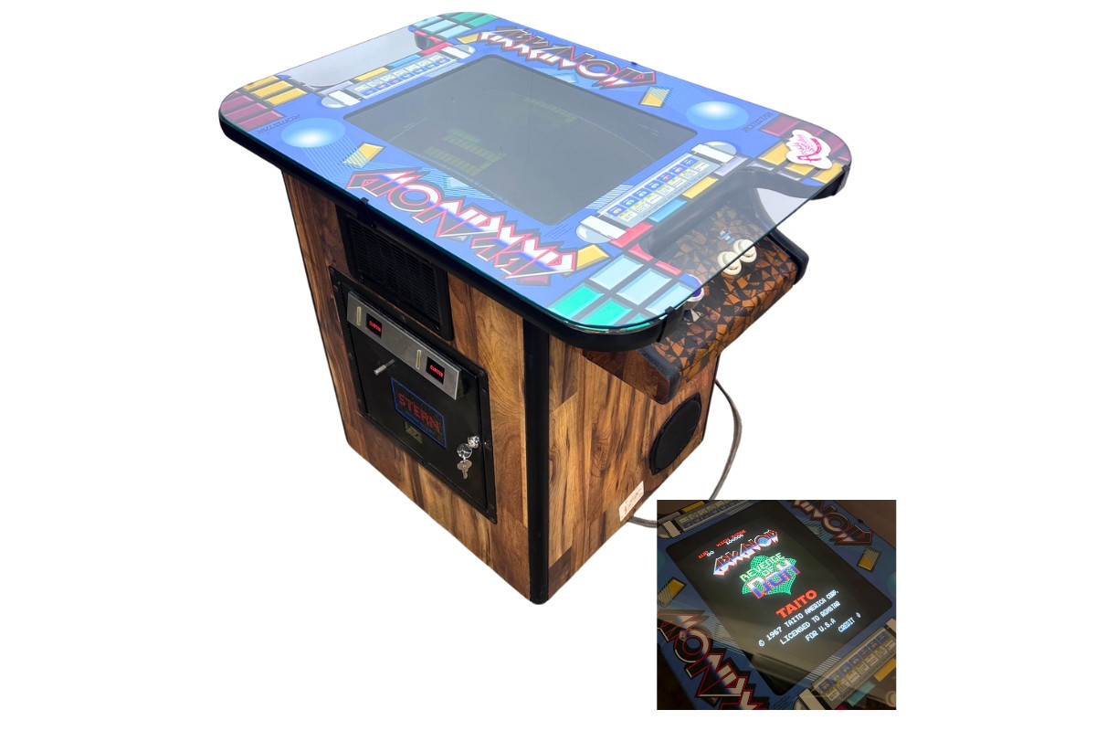 Игровой автомат Arkanoid. Версия из детства была оформлена попроще, без ярких наклеек. Фото из Интернета