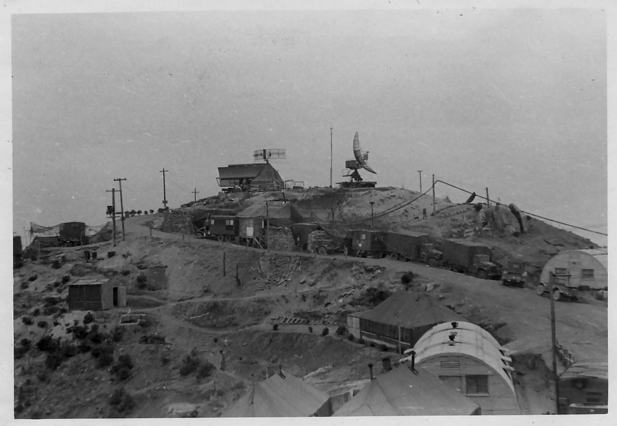 В гористой Корее радарные позиции старались располагать на верхушках холмов. На этом фото развернуты старенький AN-TPS-1B времен Второй Мировой слева и определитель высоты AN/CPS-4 справа от него. В отличие от П-8 и более новых американских радаров TPS-1 высоту определять не мог.