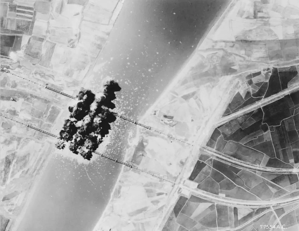 Американская авиация бомбит мосты на реке Ялуцзян на границе между Кореей и Китаем