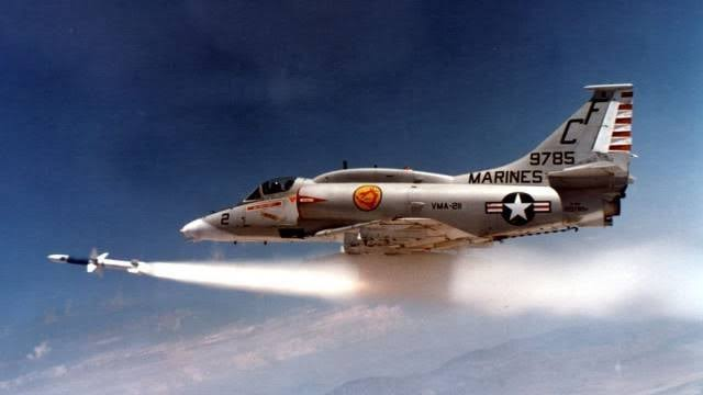 A-4M запускает ракету AGM-45 Shrike