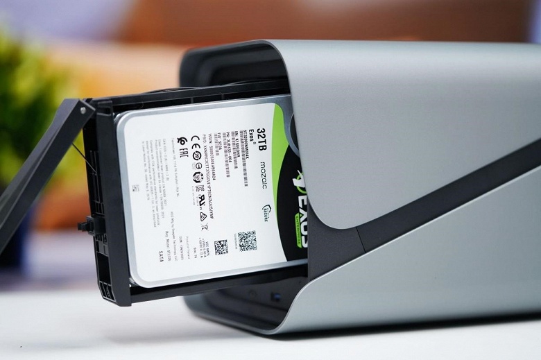 32 ТБ, 7200 об мин, 285 МБ с и всего 9,5 Вт под нагрузкой. Новейший накопитель Seagate Exos показали вживую - 1 32 ТБ, 7200 об/мин, 285 МБ/с и всего 9,5 Вт под нагрузкой. Новейший накопитель Seagate Exos показали вживую