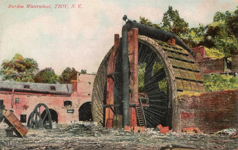 Водяное колесо диаметров 18 метров на предприятии по производству гвоздей в Трое