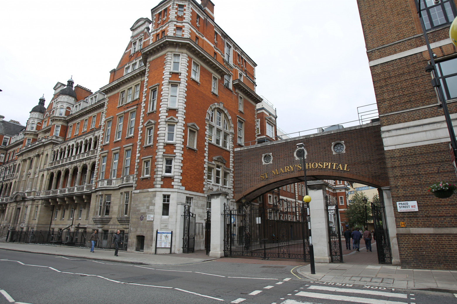  Больница Святой Марии с улицы Прейд-стрит. Лаборатория Ла Туша находилась на первом этаже башни, а лаборатория Флеминга — на втором