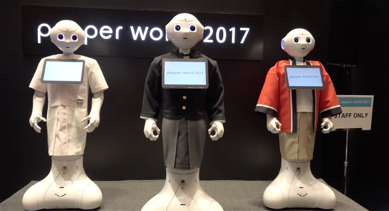 Робот «Пеппер» на показе мод | nippon.com