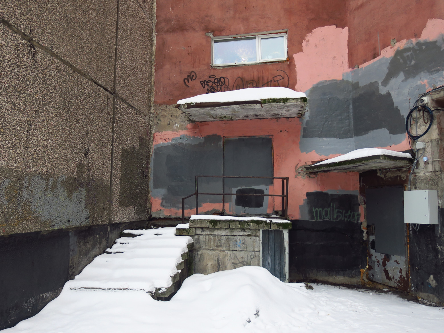 Замурованные входы непонятного назначения  