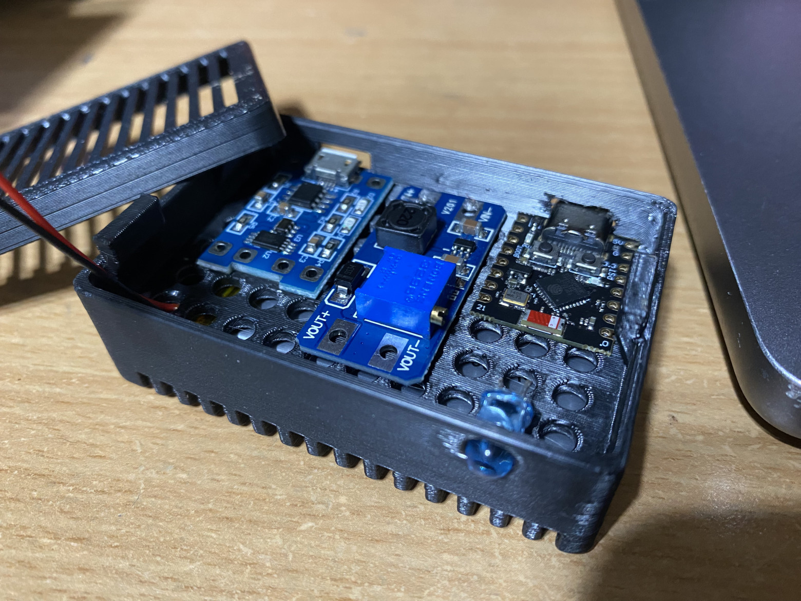 Все компоненты в корпусе