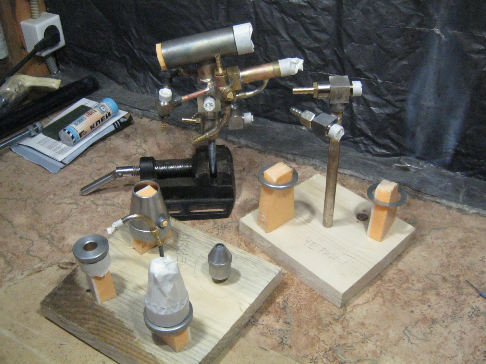 Фото 5.1. Волевое решение о покраске, принятое не без внутренних усилий. Окрашивание в два цвета, термостойкой краской из аэрозольных баллончиков. Горелку снова разобрал, подлежащие покраске детали обезжирил и разместил на импровизированных подставочках, заглушил и заклеил отверстия и резьбы