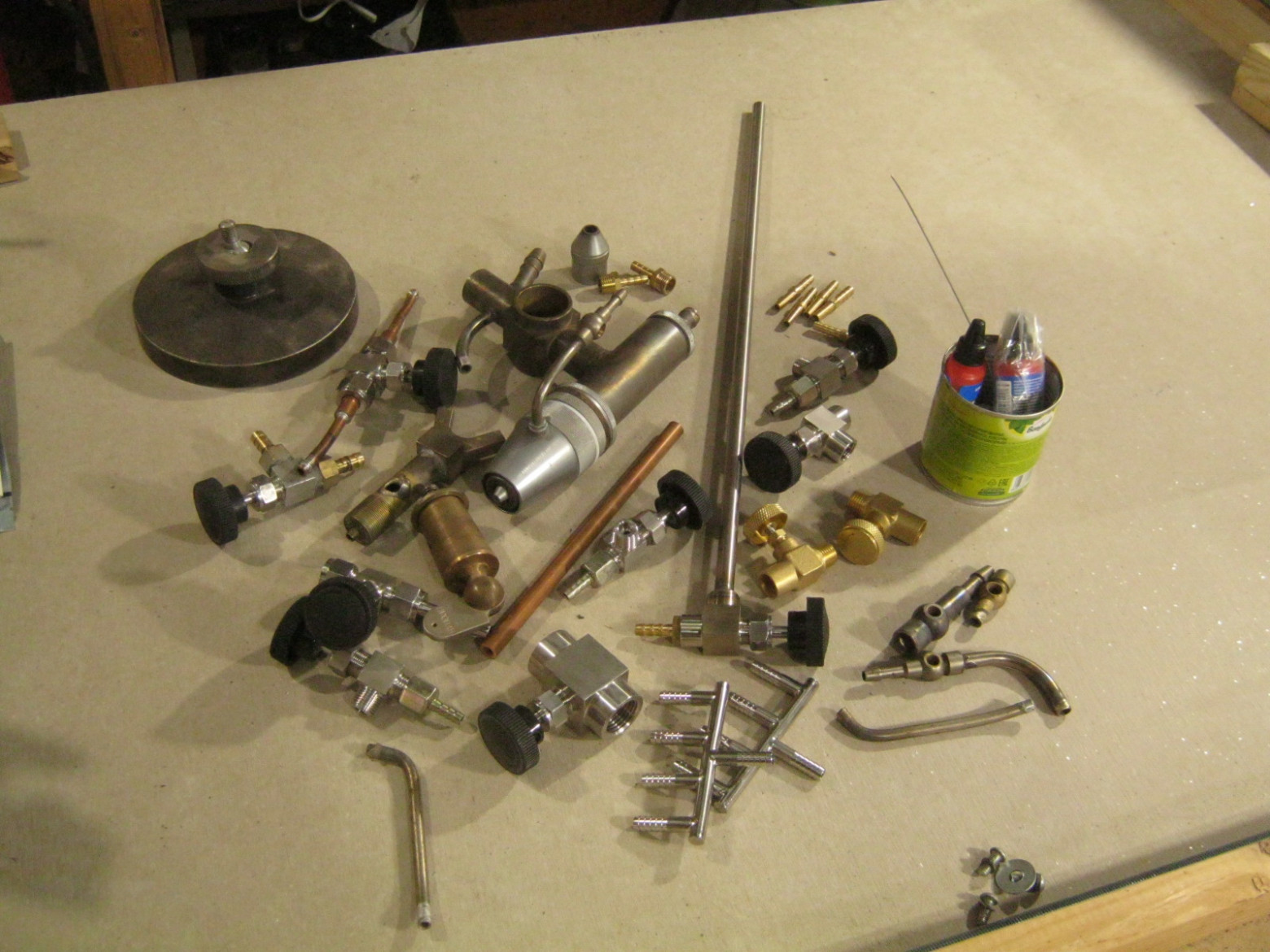 Фото 3.3. Костяк горелки распаян на крупные составляющие, плюс — новые краники и штуцеры. Всё это предстояло закомпоновать в единую конструкцию. Предварительный план, в конце концов, выродился в этакие бирюльки — прикладывая детали друг к другу, по наитию искал наилучшее решение 