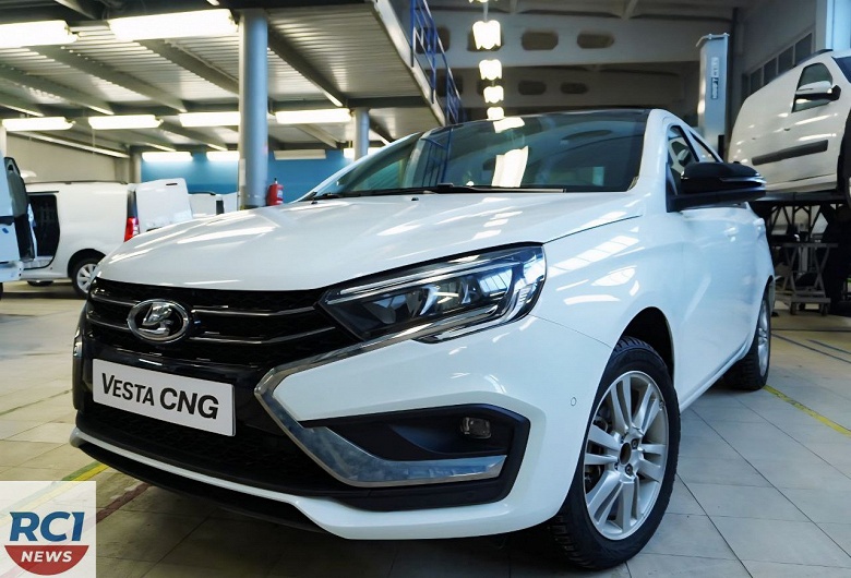 1000 км без заправки, но с компромиссом в багажнике: новую Lada Vesta CNG показали вживую