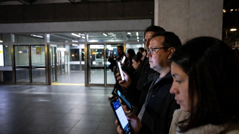 В метро Москвы начали досмотр смартфонов. Метрополитен назвал причину - 1 В метро Москвы начали досмотр смартфонов. Метрополитен назвал причину