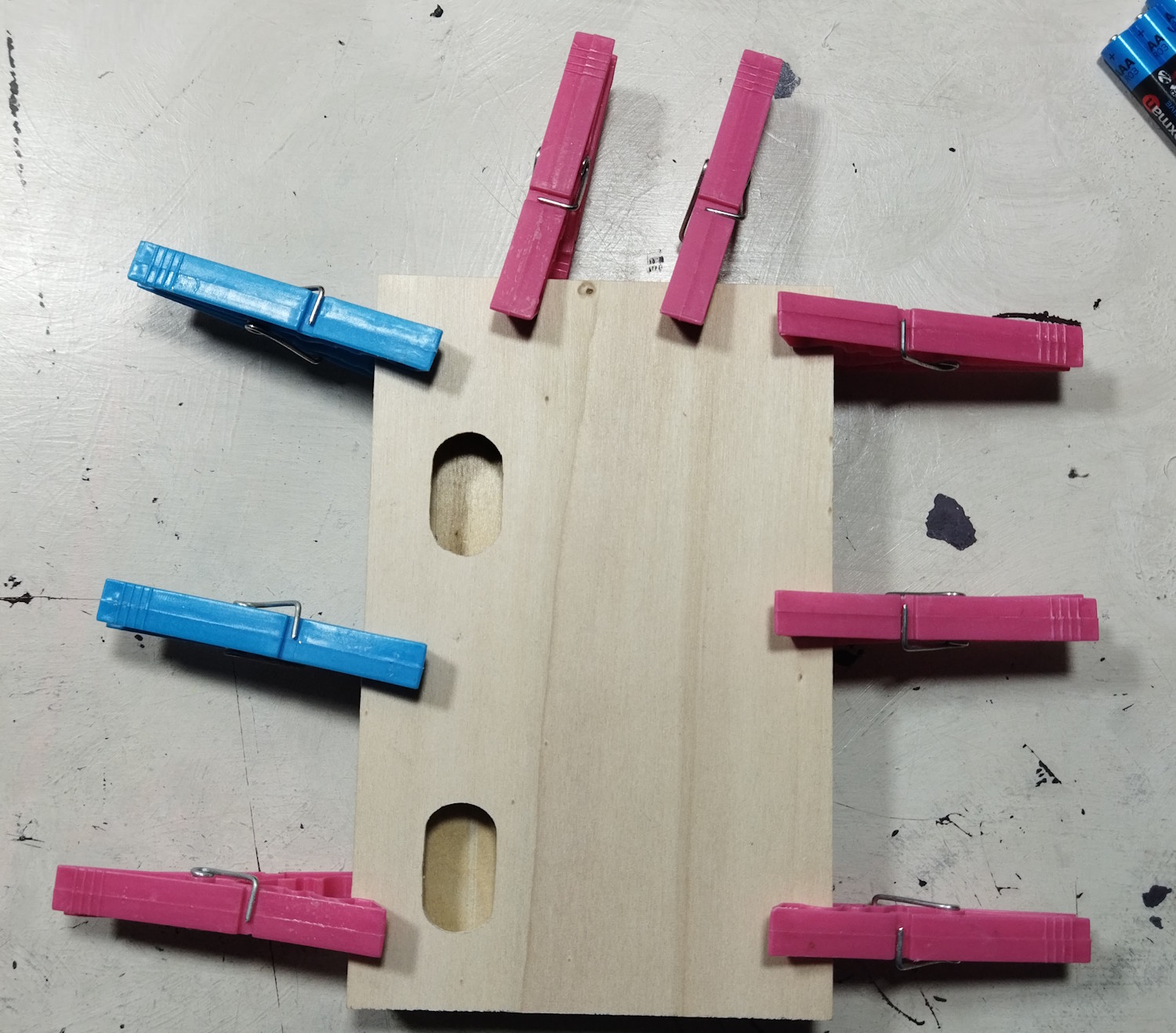 Склейка корпуса. Клеил на эпоксидку (салазки) и ПВА (стенки) одновременно