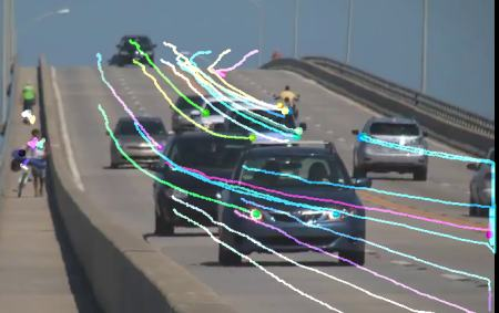 Визуализация оптического потока: цветные линии показывают траектории движения автомобилей, отслеживаемые алгоритмом Лукаса-Канаде
