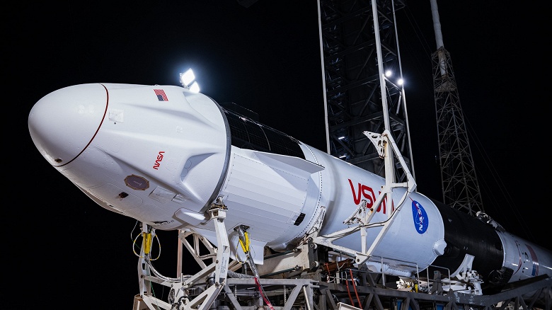 Falcon 9 и Dragon на старте: ракету и корабль SpaceX показали со всех сторон