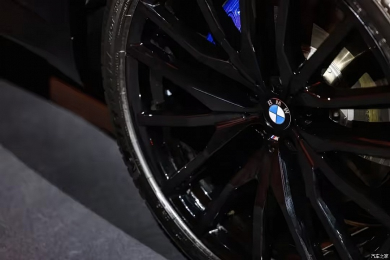 &laquo;Божественная лошадь&raquo; от BMW: представлен лимитированный BMW X5 в честь 2026 года