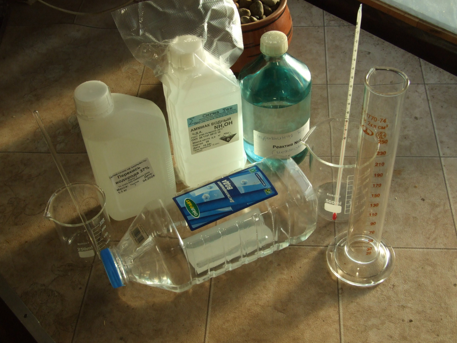 Фото 2.1. Набор реактивов для приготовления т. н. тройной смеси. Квалификация веществ, хотя бы «ЧДА». Такой декокт (Табл. 2.2.) широко применяется в электровакуумном деле — его остатки при разложении образуют обычный для ЭВП набор газов  