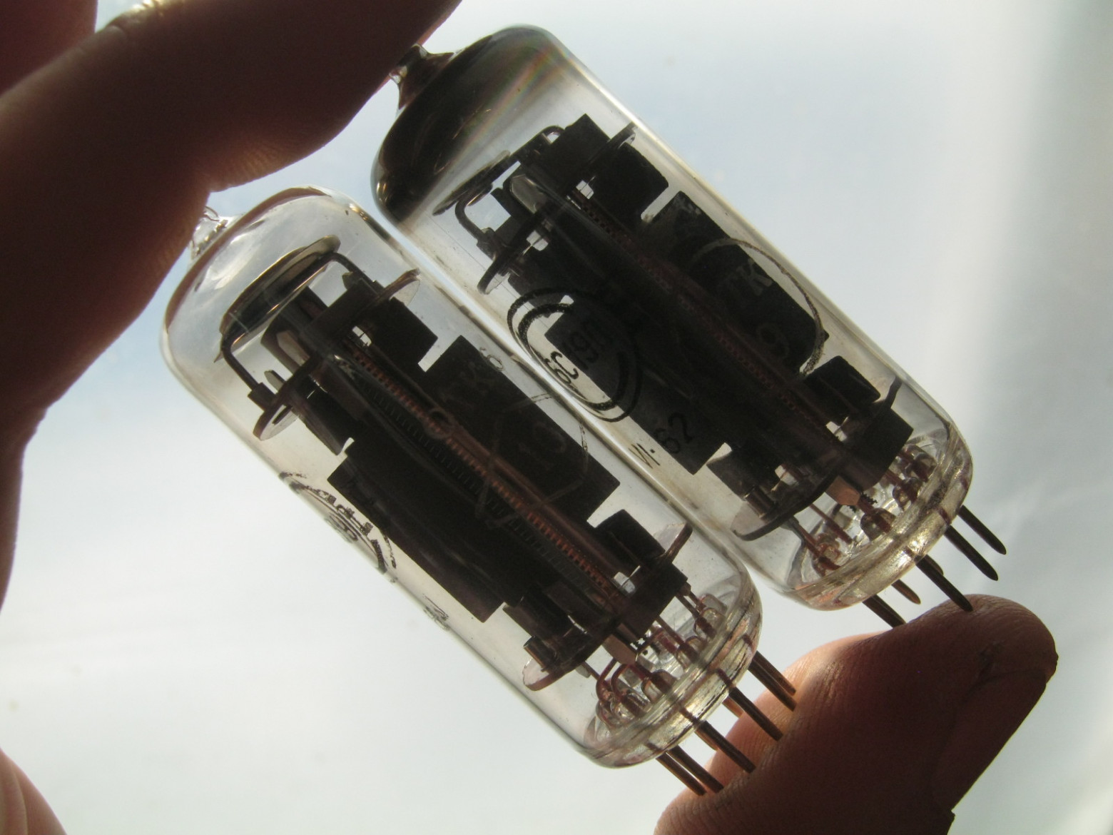 Фото 4.1. Небезызвестный пальчиковый стабилизаторный триод 6С19П. Два варианта лампы: верхний с обычным распыляемым бариевым геттером, второй — «лысый» — с таблеткой газопоглотителя пористого, нераспыляемого